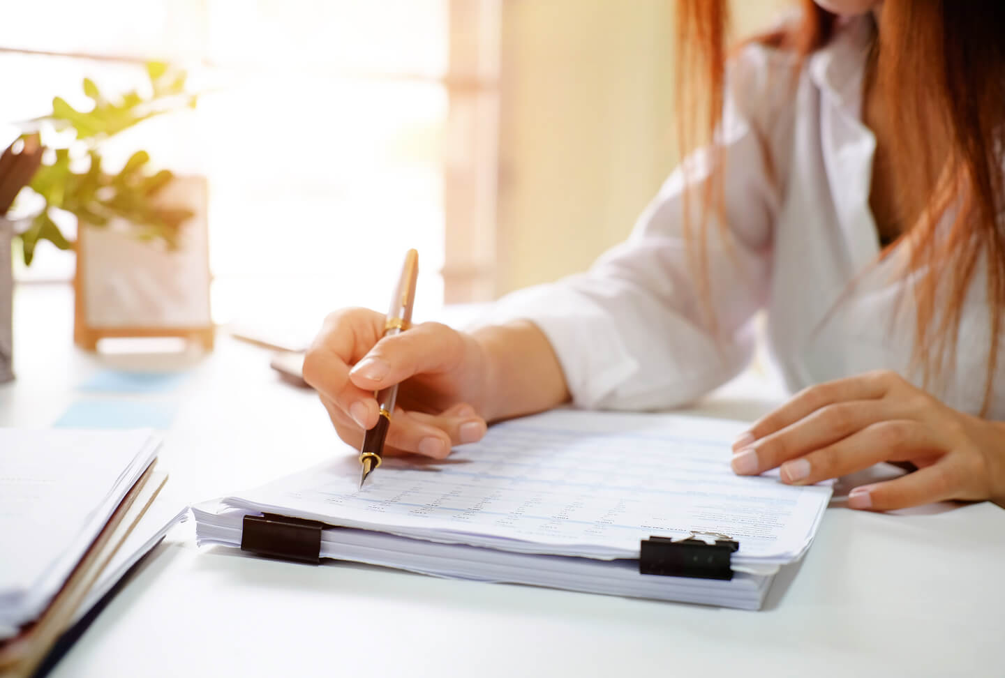 毎月の状況や授業の振り返りをまとめた「指導レポート」を作成する女性