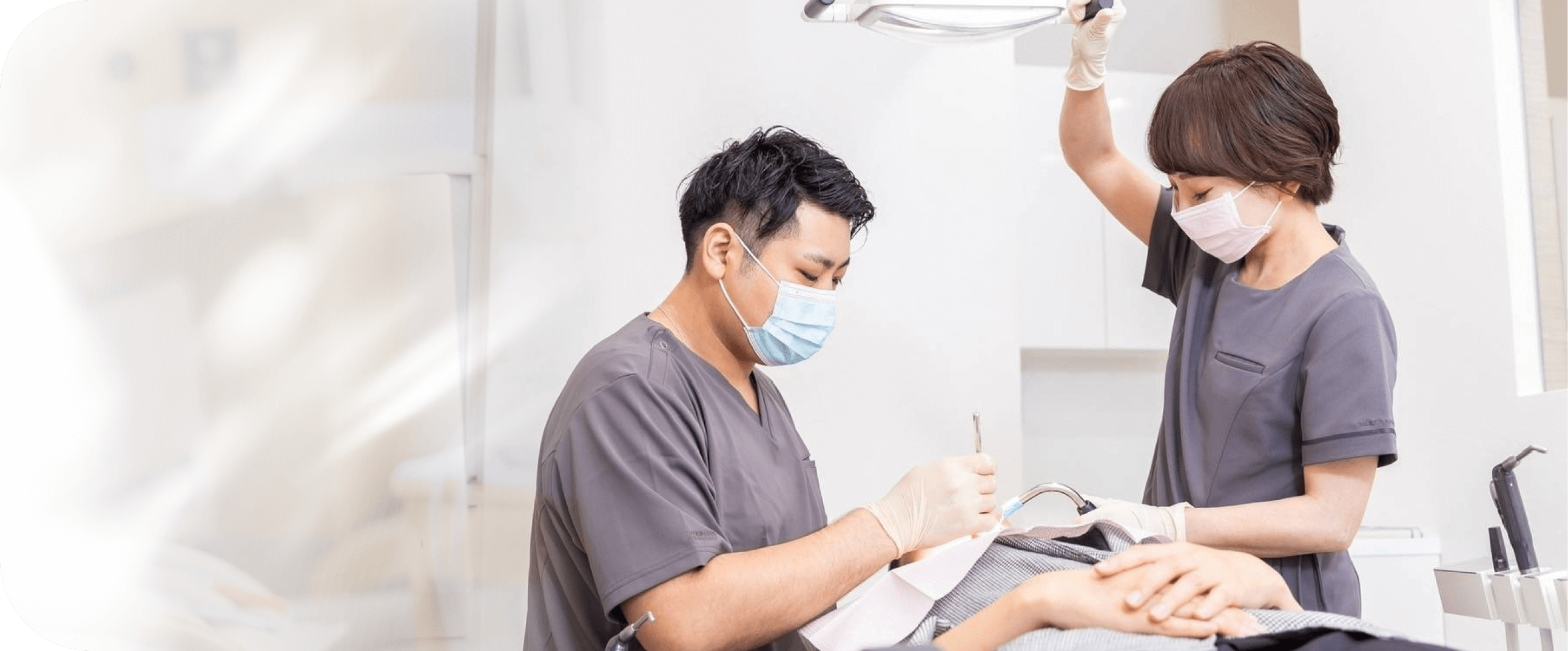 治療する２人の歯科医